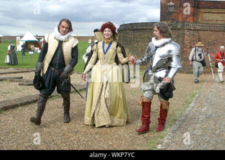 Una rievocazione a Tilbury Fort della Regina Elisabetta I il discorso alle truppe raccolte a Tilbury, come l'armata spagnola salpa per l'Inghilterra nel 1588. Foto Stock