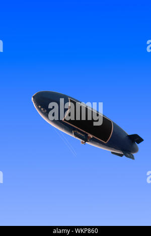 Dirigibile dirigibile Zeppelin oltre il pulito cielo blu sullo sfondo Foto Stock