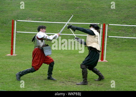 Una rievocazione a Tilbury Fort della Regina Elisabetta I il discorso alle truppe raccolte a Tilbury, come l'armata spagnola salpa per l'Inghilterra nel 1588. Foto Stock
