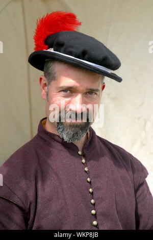 Una rievocazione a Tilbury Fort della Regina Elisabetta I il discorso alle truppe raccolte a Tilbury, come l'armata spagnola salpa per l'Inghilterra nel 1588. Foto Stock