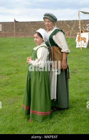 Una rievocazione a Tilbury Fort della Regina Elisabetta I il discorso alle truppe raccolte a Tilbury, come l'armata spagnola salpa per l'Inghilterra nel 1588. Foto Stock