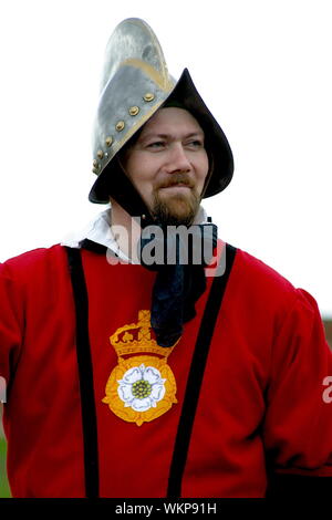 Una rievocazione a Tilbury Fort della Regina Elisabetta I il discorso alle truppe raccolte a Tilbury, come l'armata spagnola salpa per l'Inghilterra nel 1588. Foto Stock