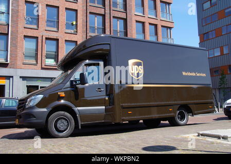 Almere Poort, Flevoland, Paesi Bassi - 13 Maggio 2016: consegna UPS carrello parcheggiato a lato della strada di fronte ad un edificio. Foto Stock