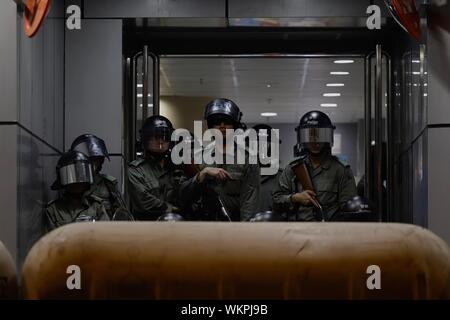 Hong Kong, Cina. 4 Sep, 2019. Poliziotti antisommossa guardia sulla scala di Mong Kok stazione di polizia entrata. I cittadini di Hong Kong continuano la loro protesta dopo la RASHK Chief Executive Carrie Lam ha annunciato il ritiro completo della legge in materia di estradizione attraverso una trasmissione televisiva di ieri.Sept-5, 2019 Hong Kong.ZUMA/Liau Chung-ren Credito: Liau Chung-ren/ZUMA filo/Alamy Live News Foto Stock