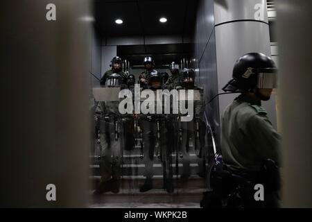 Hong Kong, Cina. 4 Sep, 2019. Poliziotti antisommossa guardia all'entrata di Mong Kok a una stazione di polizia a tarda sera durante i manifestanti sono la raccolta al di fuori della stazione. I cittadini di Hong Kong continuano le proteste dopo la RASHK Chief Executive Carrie Lam ha annunciato il ritiro completo della legge in materia di estradizione ieri.Sept-5, 2019 Hong Kong.ZUMA/Liau Chung-ren Credito: Liau Chung-ren/ZUMA filo/Alamy Live News Foto Stock