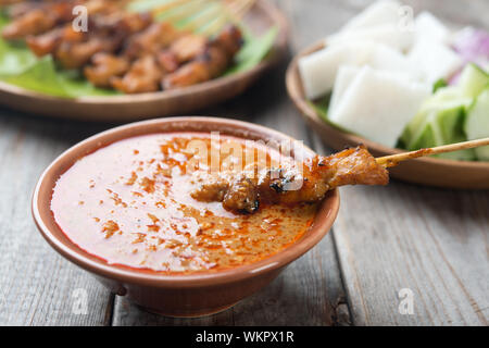 Pollo malese sate con deliziosa salsa di arachidi, uno dei famosi piatti della cucina locale. Foto Stock