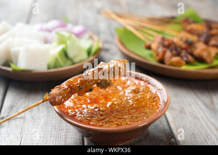 Malaysian chicken satay con deliziosa salsa di arachidi, uno dei famosi piatti della cucina locale. Foto Stock