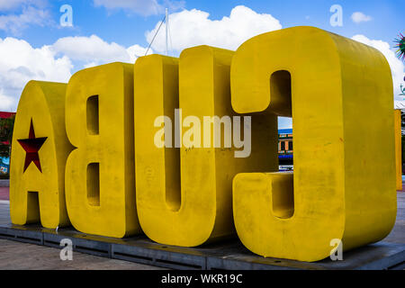 Santiago de Cuba, Cuba - 2019. Grande giallo segno di Cuba sul lungomare di Santiago. Foto Stock