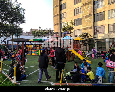 Parco giochi per bambini nel distretto di Breña thats crescente con l'economia peruviana Foto Stock