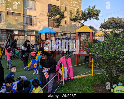 Parco giochi per bambini nel distretto di Breña thats crescente con l'economia peruviana Foto Stock