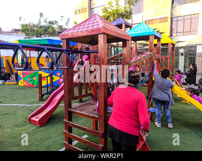 Parco giochi per bambini nel distretto di Breña thats crescente con l'economia peruviana Foto Stock