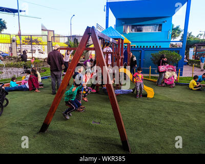 Parco giochi per bambini nel distretto di Breña thats crescente con l'economia peruviana Foto Stock