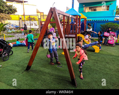 Parco giochi per bambini nel distretto di Breña thats crescente con l'economia peruviana Foto Stock