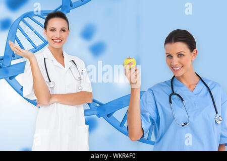Immagine composita di felice femmina team medici contro medici con sfondo blu elica di DNA Foto Stock