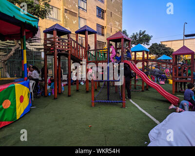 Parco giochi per bambini nel distretto di Breña thats crescente con l'economia peruviana Foto Stock