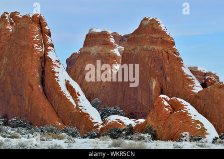 Neve spolverata Entrada alette di arenaria, Arches National Park, Utah, Stati Uniti d'America Foto Stock