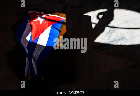 Santiago de Cuba, Cuba - 2019. La bandiera di Cuba su una roccia tra il Cimitero di Santa Ifigenia - Fidel Castro tomba Foto Stock