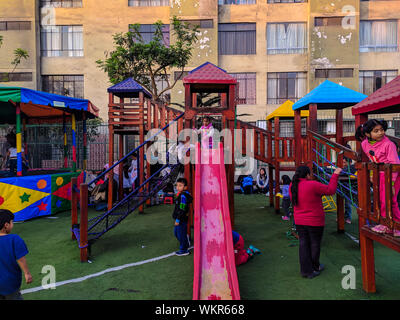 Parco giochi per bambini nel distretto di Breña thats crescente con l'economia peruviana Foto Stock