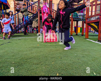 Parco giochi per bambini nel distretto di Breña thats crescente con l'economia peruviana Foto Stock