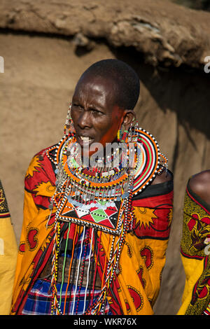 Adulto donna Maasai indossando il tradizionale collana di perle, gioielli, orecchini, villaggio vicino il Masai Mara, Kenya, Africa orientale Foto Stock