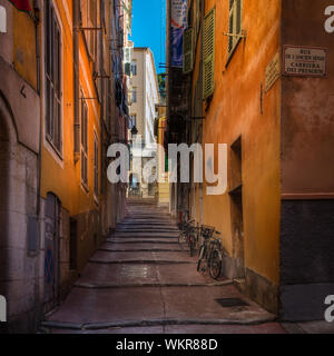 Scena di strada in la Vieille Ville (città vecchia) parte di Nizza sulla Costa Azzurra (Cote d'Azur) Foto Stock