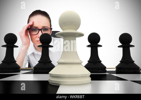 Immagine composita di pensare imprenditrice con scacchiera Foto Stock