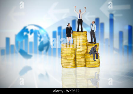 Immagine composita della gente di affari sulla pila di monete contro global business graphic in blu Foto Stock