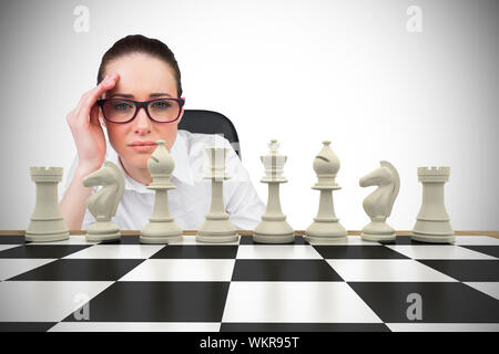 Immagine composita di pensare imprenditrice con scacchiera Foto Stock