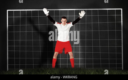 Immagine composita di portiere in rosso e bianco pronto per la cattura di contro obiettivo net Foto Stock