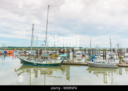 Steveston, British Columbia, Canada - 24 Giugno 2018: varie barche ormeggiate presso il porto turistico vicino al Fishermans Wharf e il mercato del pesce Foto Stock