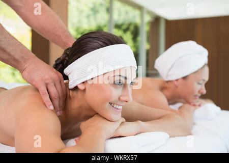 Abbastanza amici getting massaggi insieme nella health spa Foto Stock