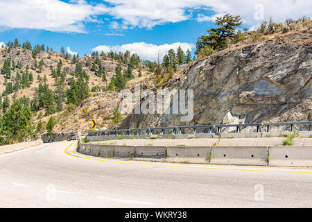 Stretta curva della strada di montagna nella Okanagan Valley, British Columbia. Foto Stock