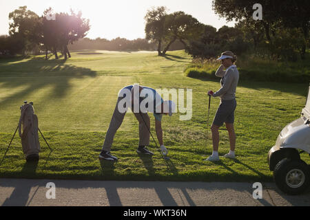 Golf paio di rinvio off per il giorno in una mattina di sole presso il campo da golf Foto Stock