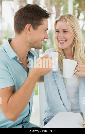 Hip coppia giovane avente caffè insieme sulla terrazza del caffè sulla giornata di sole Foto Stock