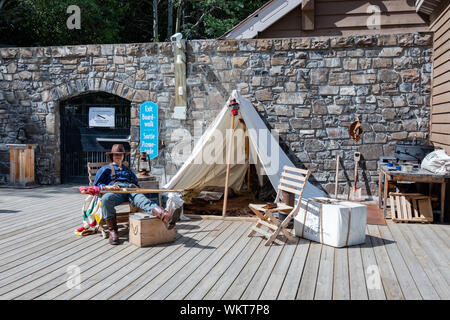 Banff, Lug 26: Donna vestire in abito tradizionale nella grotta e Basin National Historic Site il Lug 26, 2019 a Banff, Canada Foto Stock