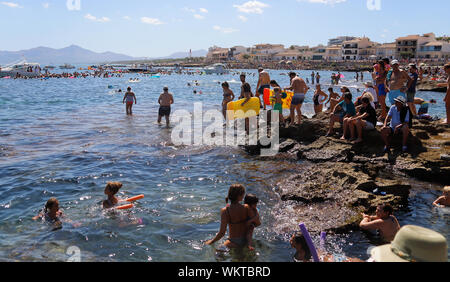 Can Picafort, Maiorca / Spagna - Agosto 15, 2019: le persone godono di un tradizionale gomma anatre buttare in acqua nella spiaggia di Can Picafort Mallorca Foto Stock