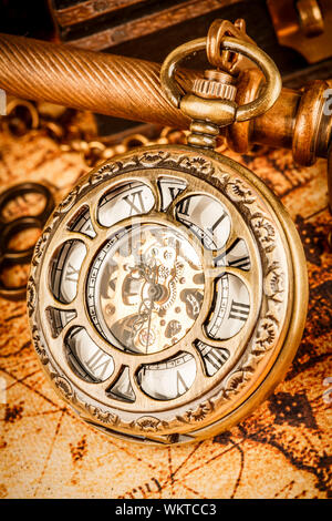 Vintage antico orologio da tasca. Vintage grunge ancora in vita. Foto Stock