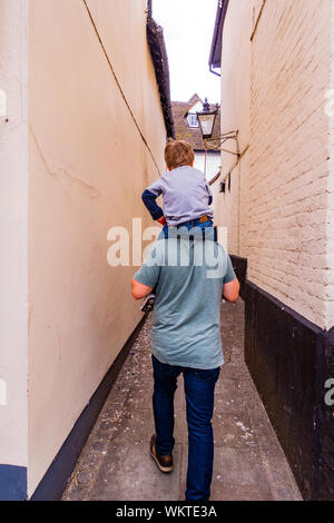 Little Boy sulle spalle di Le Mans Foto Stock