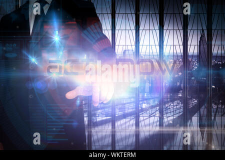 Imprenditore presentando le parole agire ora contro la camera con ampia finestra con vista sulla città Foto Stock