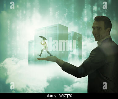 Businessman jumping con ombrello detenute da imprenditore gigante contro i server di dati in appoggio sulle nuvole in blu Foto Stock