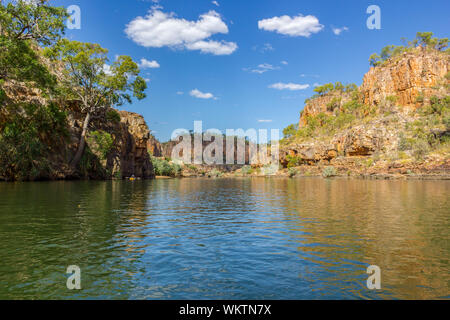 Katherine Gorge su un inizio di mattina crociera fino al fiume con meraviglia riflessioni e uno splendido scenario, Territorio del Nord Foto Stock