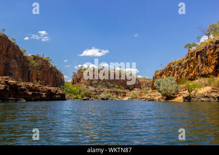 Katherine Gorge su un inizio di mattina crociera fino al fiume con meraviglia riflessioni e uno splendido scenario, Territorio del Nord Foto Stock