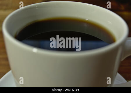 Nero caffè in una tazza bianca Foto Stock