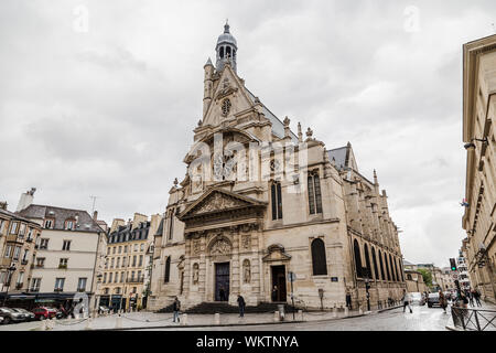 Parigi, Francia - 18 Maggio 2016: la chiesa di Saint-Etienne-du-Mont, che alloggia il cancro patrona di Parigi - San Genevieve Foto Stock