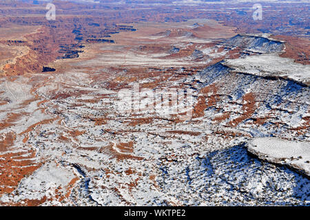 Deserto nevoso all'Orange scogliere si affacciano, il Parco Nazionale di Canyonlands, Utah, Stati Uniti d'America Foto Stock