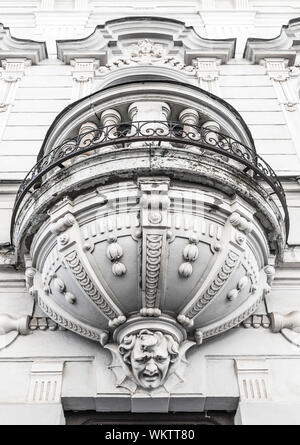 Traforature decorative sul balcone in Levoca. Slovacchia Foto Stock