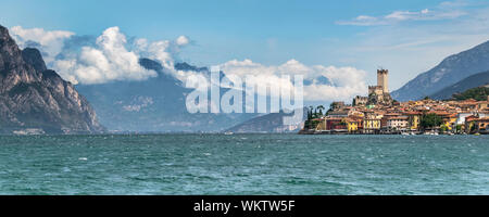 Questo è il villaggio di Malcesine sul Lago di Garda in Italia Foto Stock