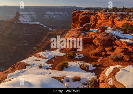 Affacciato sulla coperta di neve eroso formazioni arenarie in Colorado River Canyon al di sotto di Dead Horse Point, Dead Horse Point State Park, Utah, Stati Uniti d'America Foto Stock