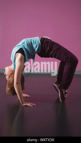 Piuttosto ballerino break facendo una schiena curva del dance studio Foto Stock