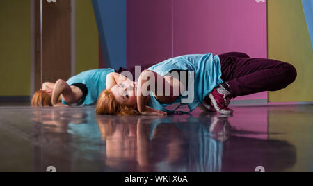 Piuttosto ballerino break facendo una schiena curva del dance studio Foto Stock